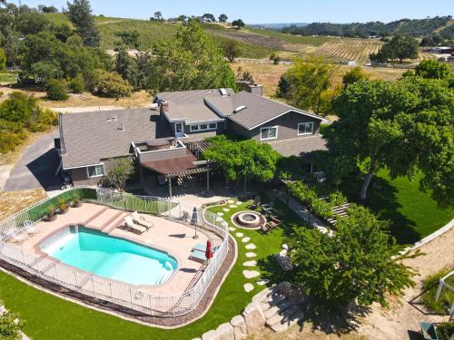 The Vineyard Farmhouse Villa - Best Hotels in Paso Robles