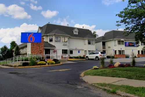hotels with suites in Springfield
