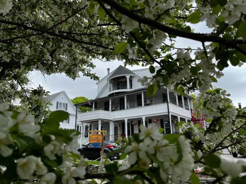 Queen Anne's Revenge - Best Hotels with Free Breakfast in Bar Harbor, ME
