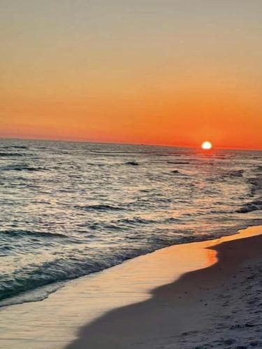 Destin Holiday Beach Resort - Best Hotels in Destin, FL