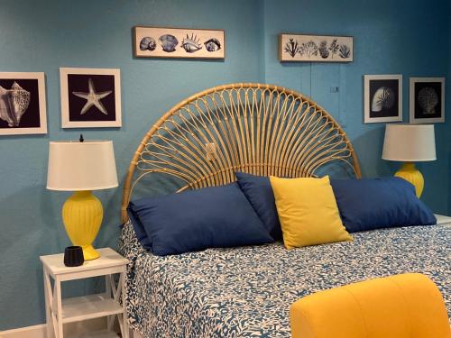 3Gulls Inn Ozona-Boutique Hotel-Steps from Restaurants & Brewery-SwimSpa Pool-Pet Friendly
