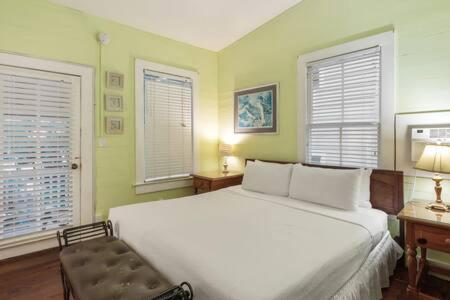 Curry House by Brightwild- Pool, King Bed & Balcony! Room 7