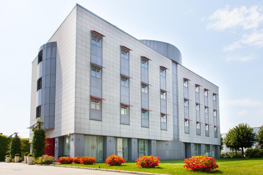 Hotel Senator - Best Hotels with Free Breakfast in Milan
