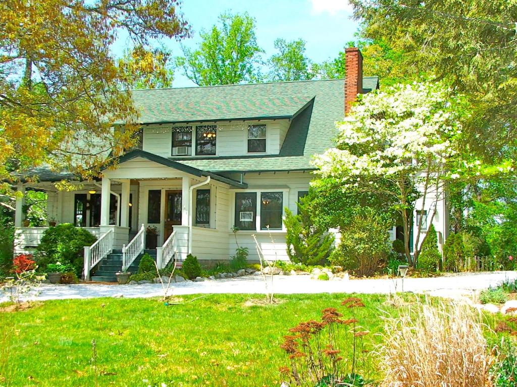 Oakland Cottage Bed and Breakfast - Best Parking Hotels in Asheville, NC