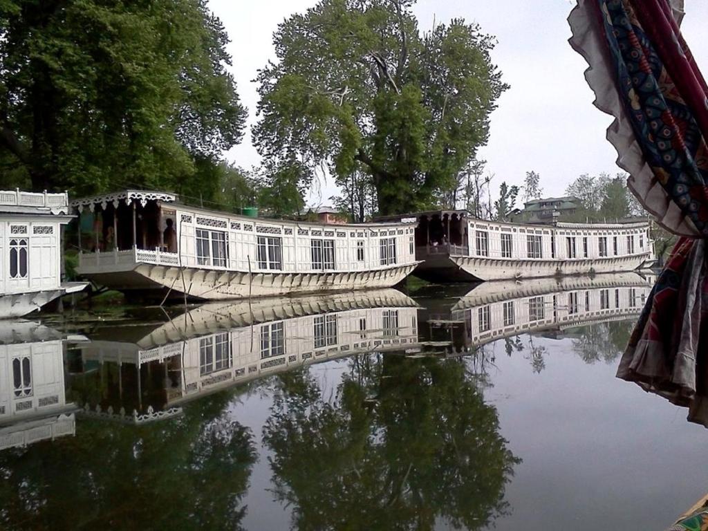 Butts Clermount Houseboat - Best Hotels in Jammu and Kashmir