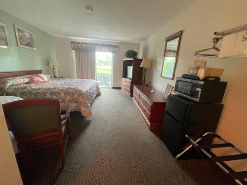 hotels with suites in Utica