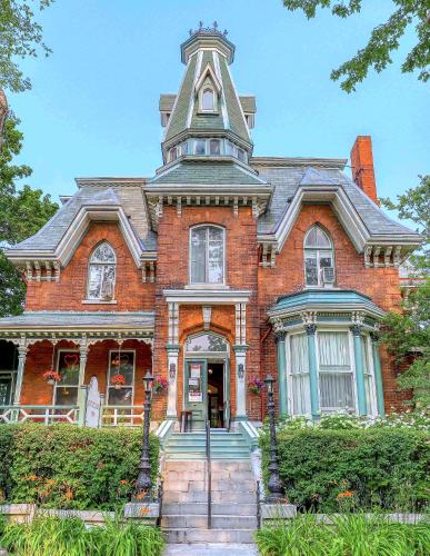 Hochelaga Inn - Best Hotels with Free Breakfast in Ontario