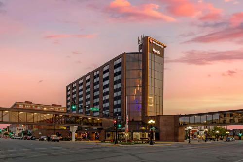 Best Western Plus Waterloo & Cedar Falls - Best Hotels with Airport Shuttle Service in Iowa