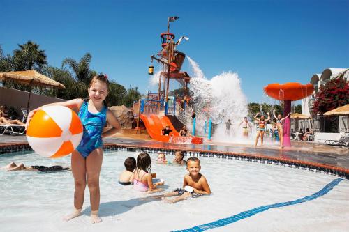 Howard Johnson by Wyndham Anaheim Hotel & Water Playground - Best Business Hotels in Anaheim-Disneyland, CA