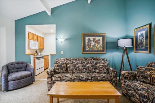 208 Cedarbrook One bedroom Queen Suite
