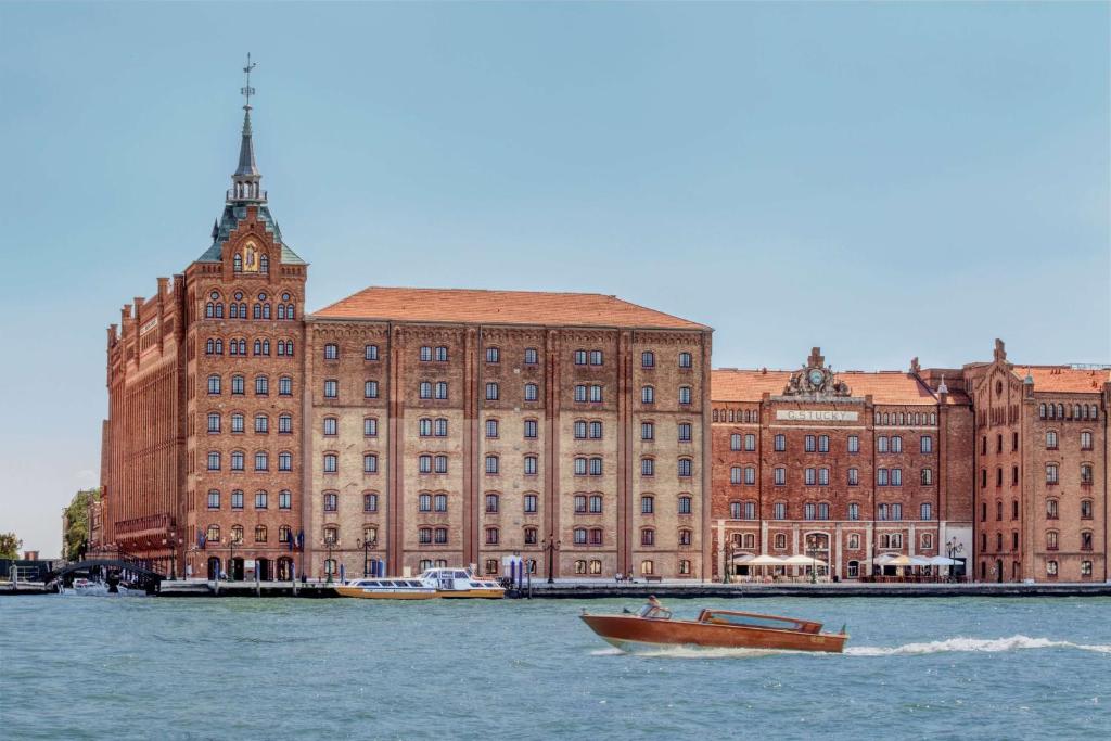 Hilton Molino Stucky Venice - Best Pool Hotels in Venice