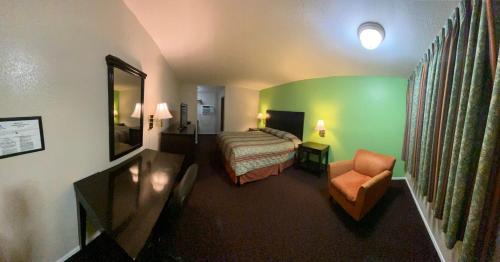 hotels with suites in Leesville